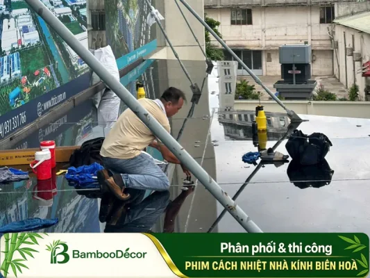 thi cong phim cach nhiet dan kinh ghieng troi bien hoa